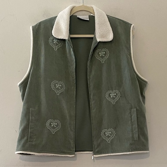 Alfred Dunner Plus Sz 14 Corduroy Fleece White and
Sage Green Embroidered Gilet - Picture 3 of 9
